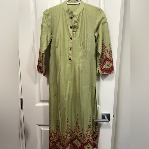 Woman’s lime green and maroon palazzo pants Indian suit - Picture 4 of 4